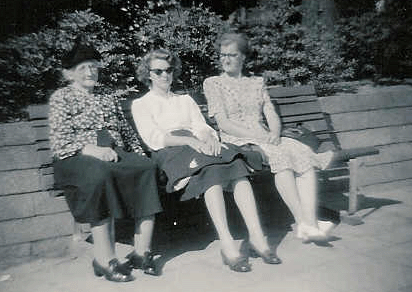 Karen Marie, ferie pigen Inge Mathiesen samt Elna 