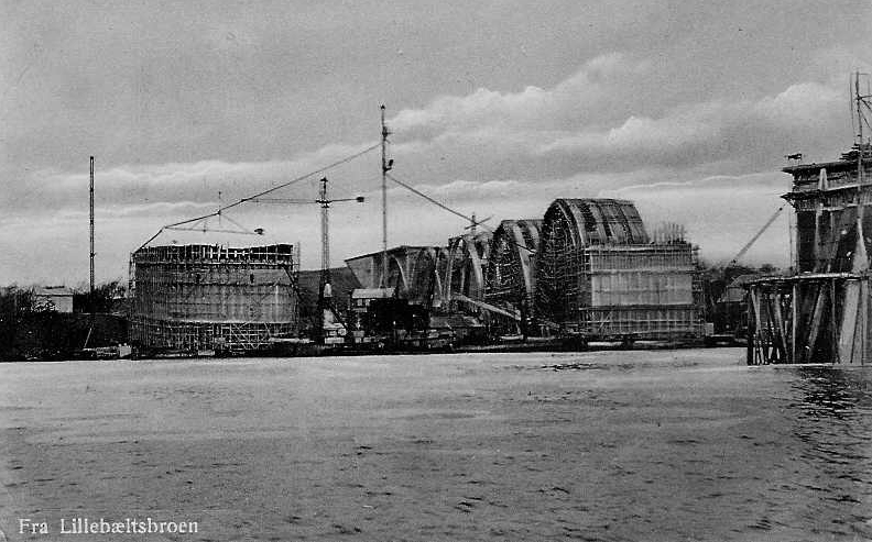 Lillebltsbroen under opfrelse i 1930erne.